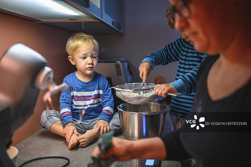 母子在早上烤面包图片素材