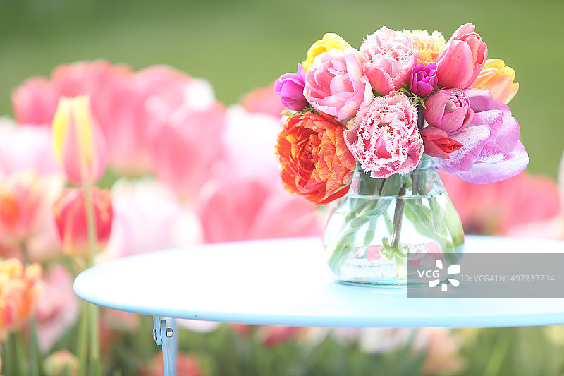 桌子上的花图片素材