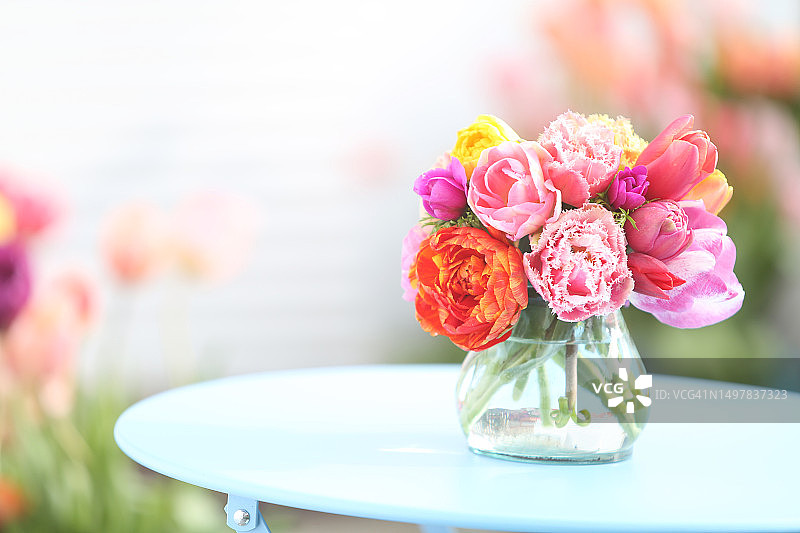 桌子上的花图片素材