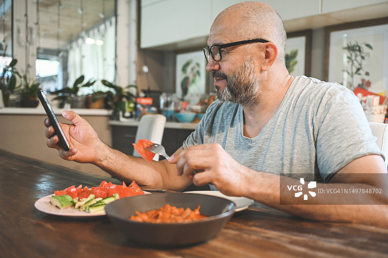 吃新鲜蔬菜水果的中年男人图片素材