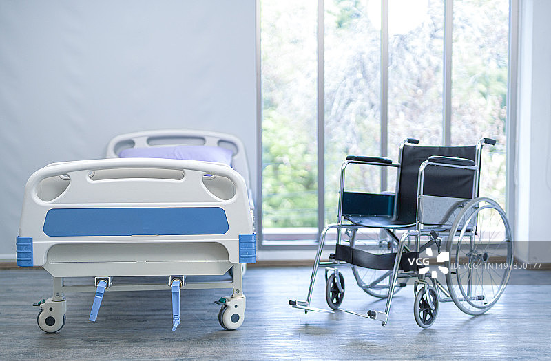 医院里的轮椅和床图片素材
