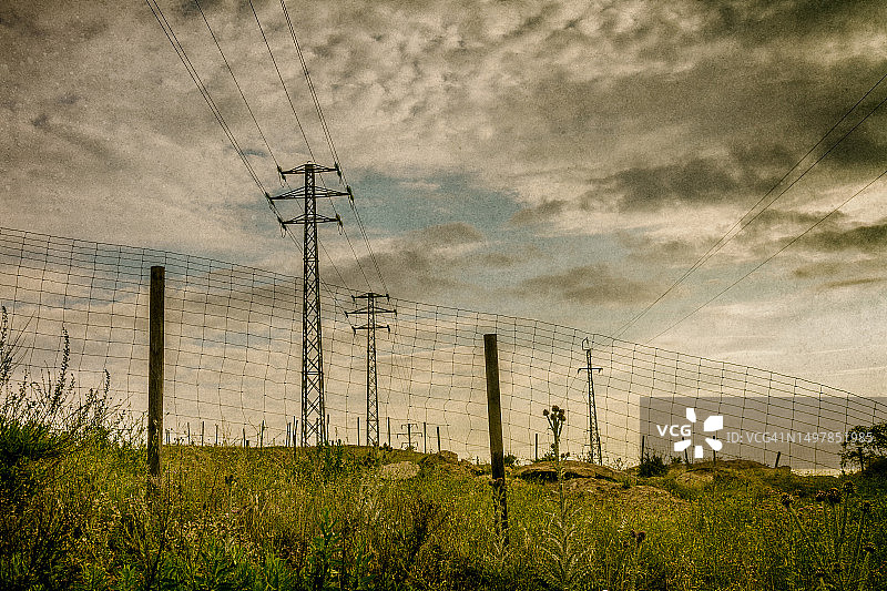 栅栏和输电塔图片素材