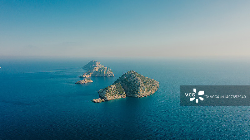 土耳其深蓝色大海中的小岛航拍美景图片素材
