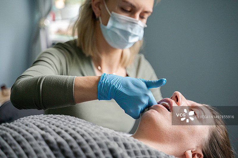 女按摩师进行口腔按摩图片素材