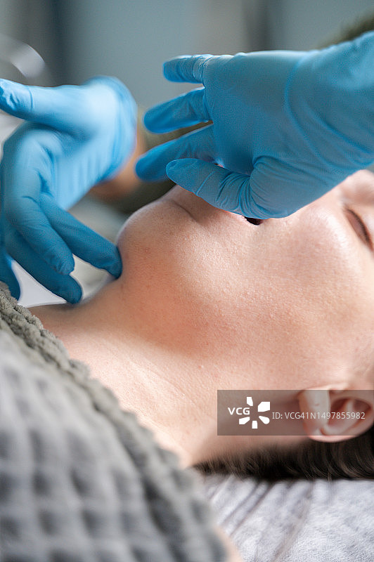女按摩师进行口腔按摩图片素材