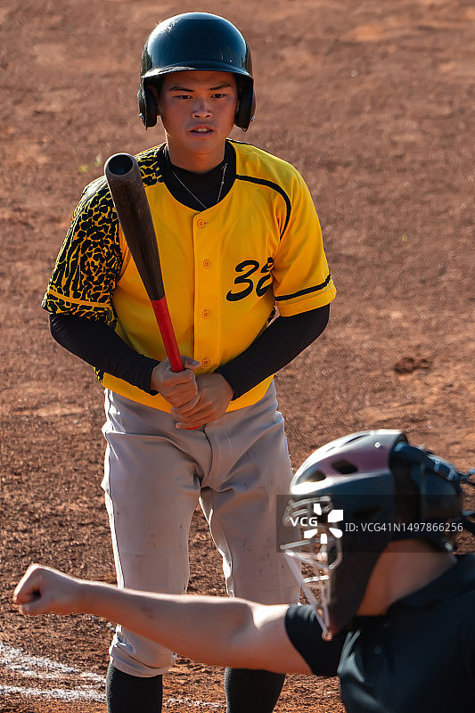 职业棒球比赛中击球手对裁判判罚好球的反应图片素材