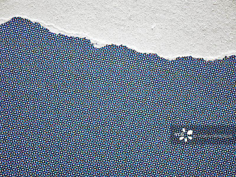 巴黎墙上蓝色调偏移印刷海报的微距照片，已粘贴和撕毁图片素材