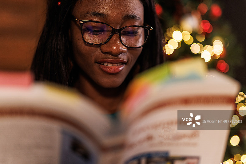 年轻女人在学习和为大学做研究时看书图片素材