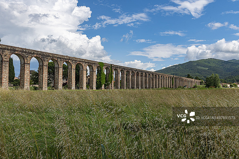 托斯卡纳卢卡引水渠无人机航拍景观图片素材