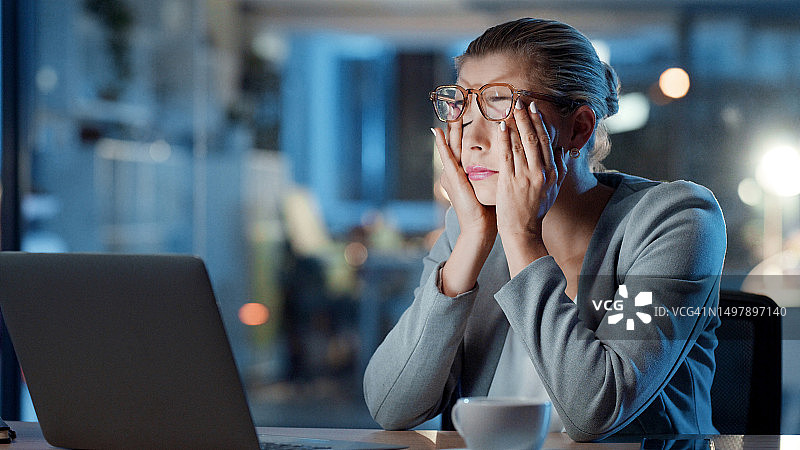 压力：沮丧和疲惫的女人在办公室用笔记本电脑工作到很晚。年轻工人在工作场所遭受精疲力竭、精神崩溃或倦怠。女士在加班时犯了一个错误图片素材