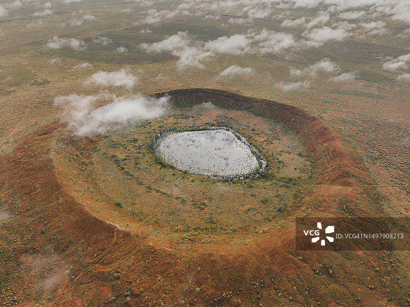 从空中拍摄的澳大利亚西沃尔夫溪陨石坑上空的低层云图片素材