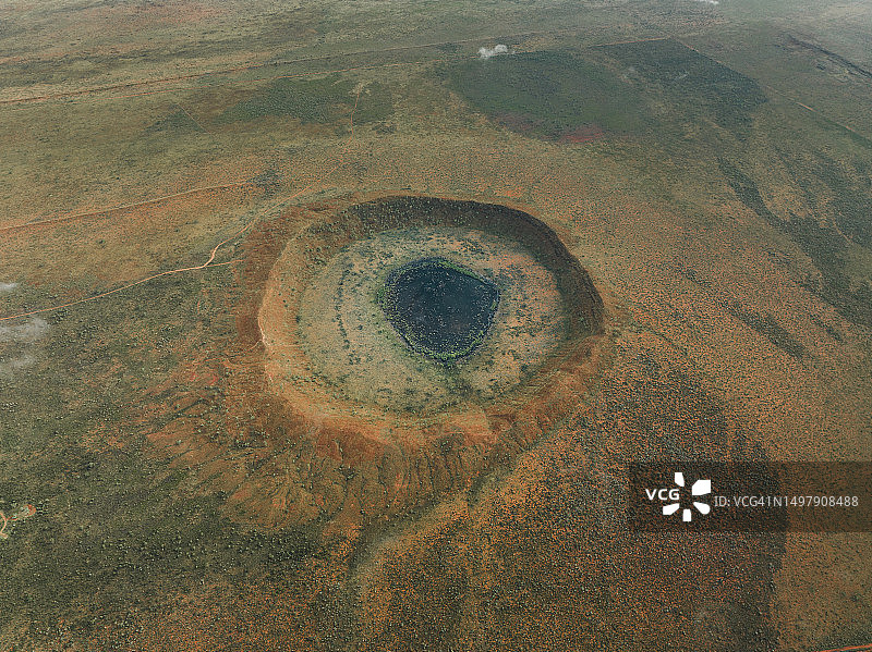 无人机拍摄的澳大利亚西部的沃尔夫克里克陨石坑（高角度）图片素材