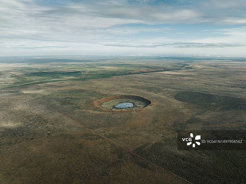 航拍：雨季期间的沃尔夫溪陨石坑，澳大利亚西澳大利亚州图片素材