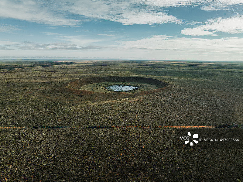 澳大利亚西澳大利亚州，黎明时分狼溪陨石坑的宁静景色图片素材