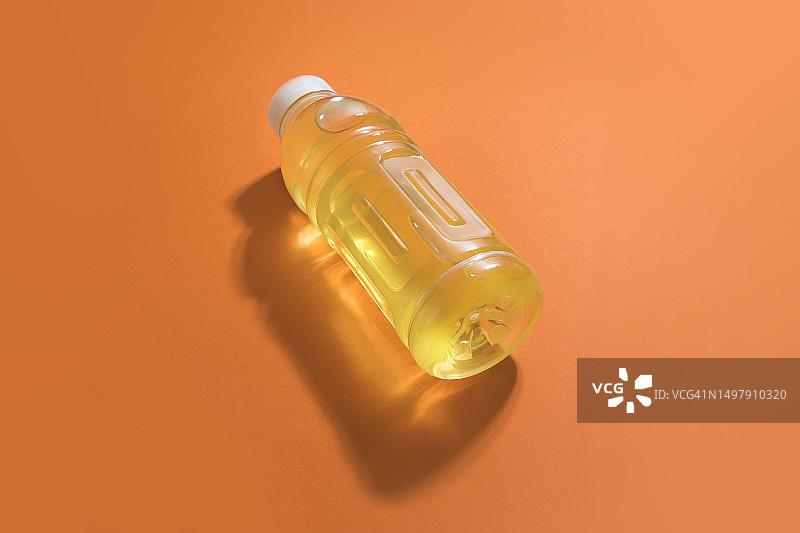 橙色背景下的柠檬汁静物图片素材