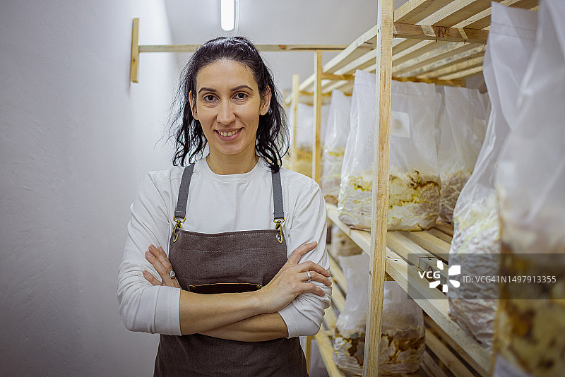 在蘑菇种植设施中的女人图片素材