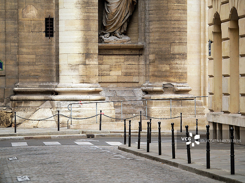 巴黎圣日耳曼德佩区空旷的鹅卵石街道，背景是法国圣叙尔比斯教堂的外墙图片素材
