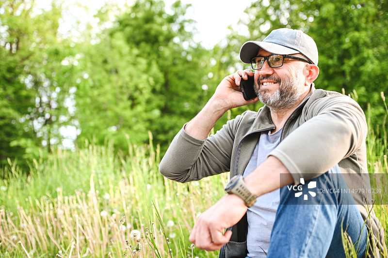 中年男子使用手机图片素材