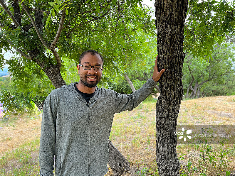 自闭症男人在树林公园微笑的肖像图片素材