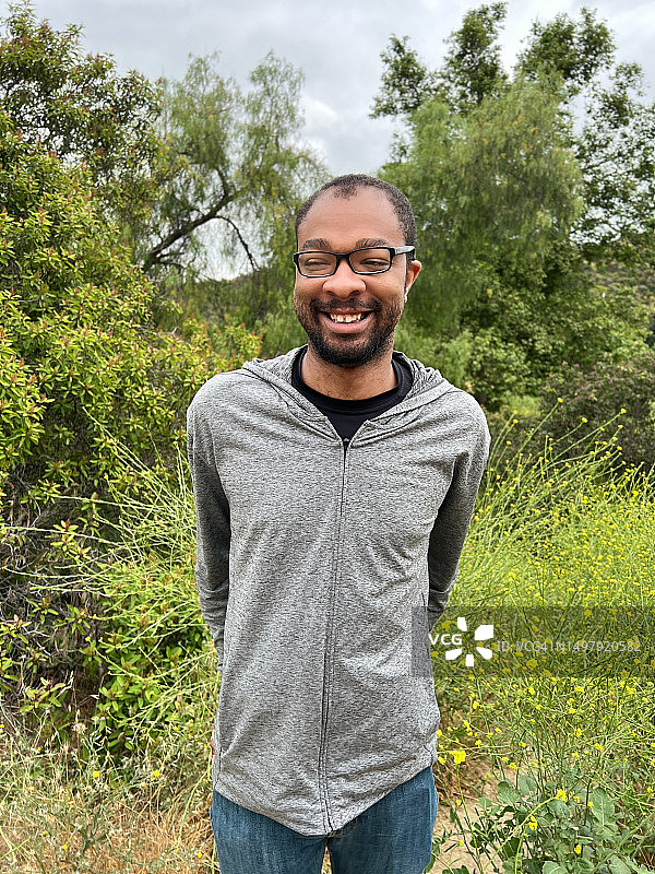 自闭症男人在树林公园微笑的肖像图片素材