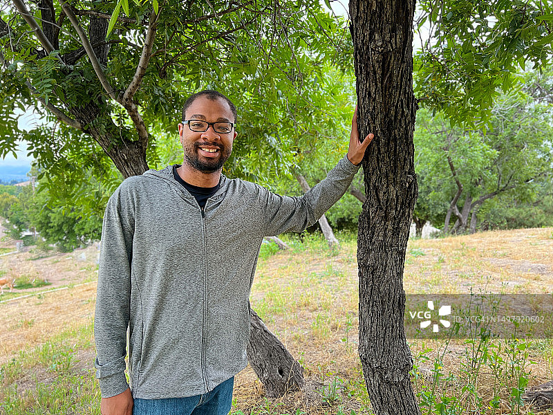 自闭症男人在树林公园微笑的肖像图片素材