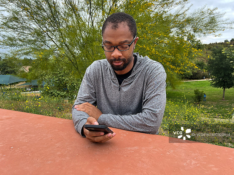 使用手机的自闭症男人肖像图片素材