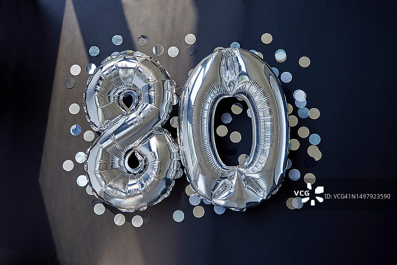 黑色背景中的银色80周年气球图片素材