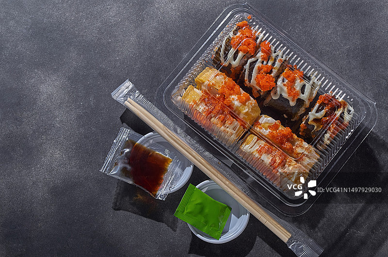 透明塑料盒中的日本料理图片素材