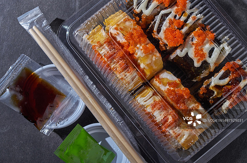 透明塑料盒中的日本料理图片素材