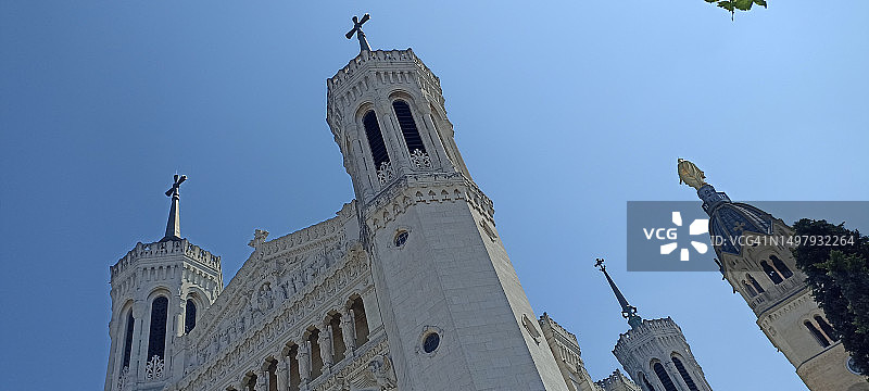 法国里昂阳光明媚的富维耶圣母院仰视图片素材