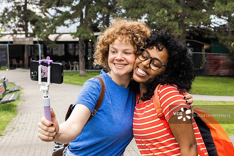 朋友们正在录制vlog图片素材