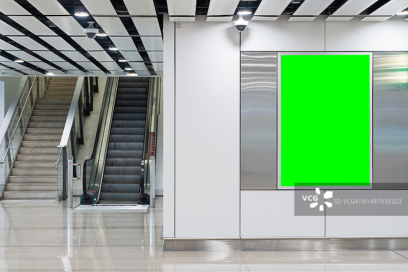 地铁站的墙壁上覆盖着绿色空白广告banner媒体图片素材
