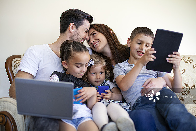 一家人在家中使用无线技术图片素材