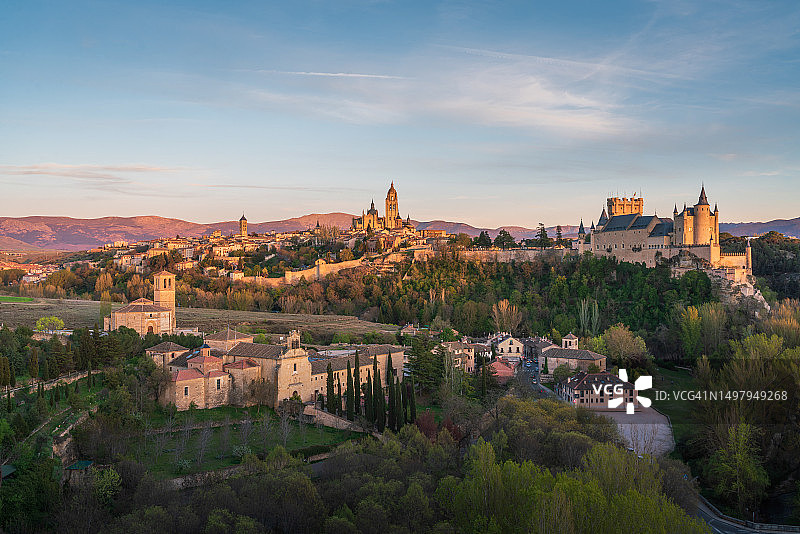 塞哥维亚城市天际线（黄昏，含大教堂和城堡）图片素材