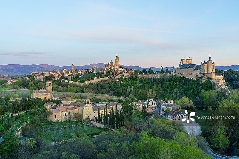 塞哥维亚城市天际线（黄昏，含大教堂和城堡）图片素材
