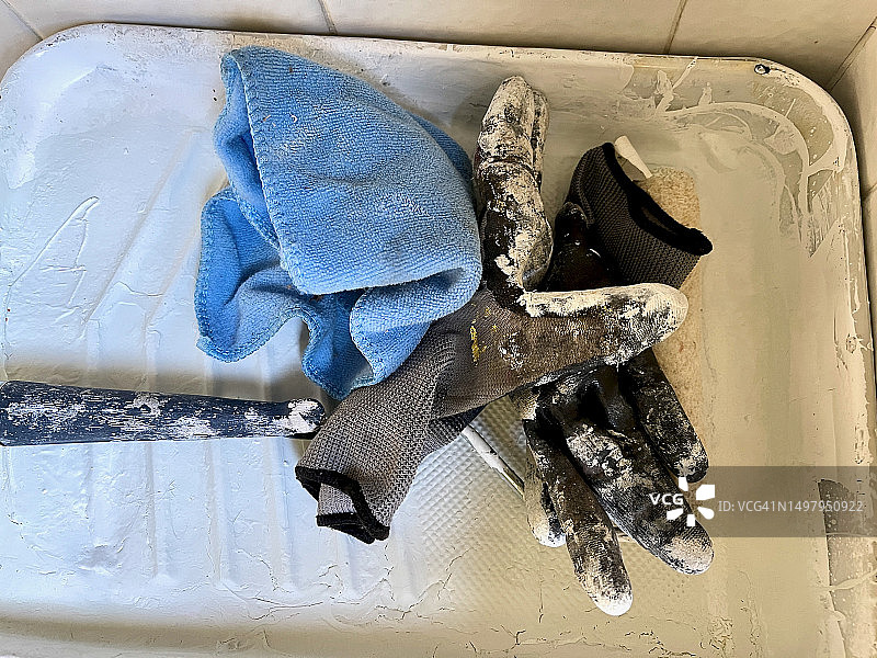 托盘中凌乱的绘画工具和干燥的颜料图片素材