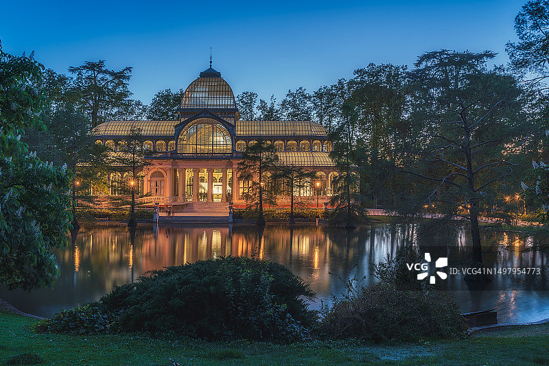西班牙马德里丽池公园的水晶宫夜景图片素材