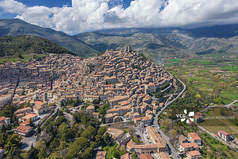 意大利卡拉布里亚区莫拉诺卡拉布罗镇航拍，传统美丽的中世纪山顶村庄图片素材