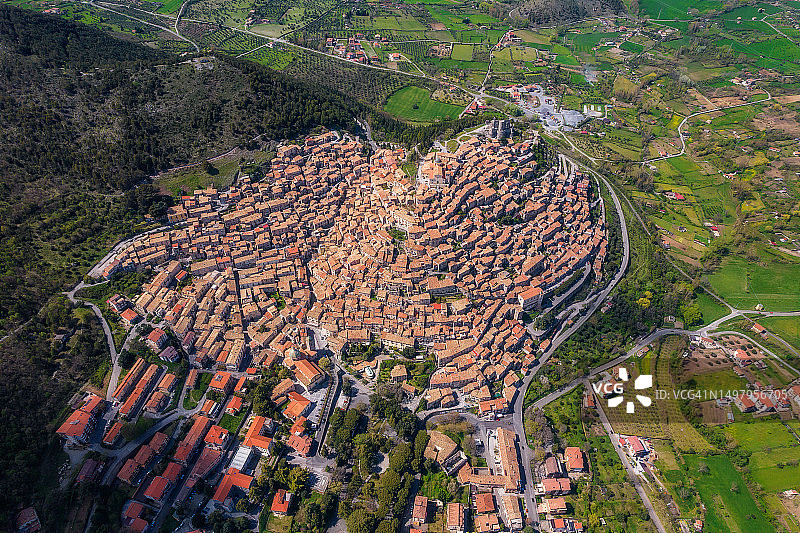 意大利卡拉布里亚区莫拉诺卡拉布罗镇航拍，传统美丽的中世纪山顶村庄图片素材