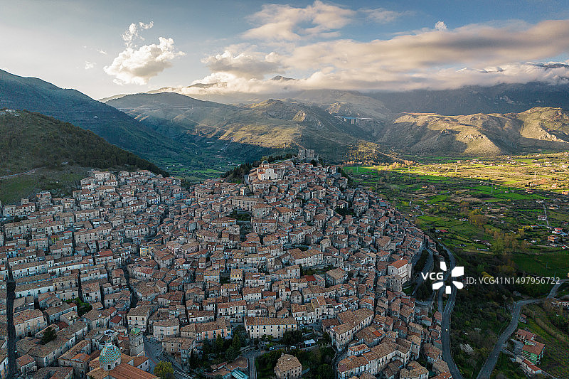 意大利卡拉布里亚区莫拉诺卡拉布罗镇航拍，传统美丽的中世纪山顶村庄图片素材