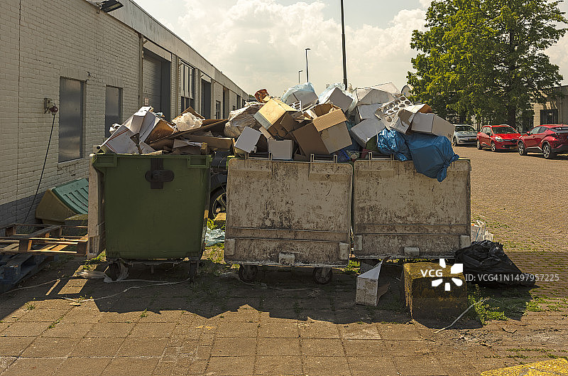三个装满垃圾的垃圾容器图片素材