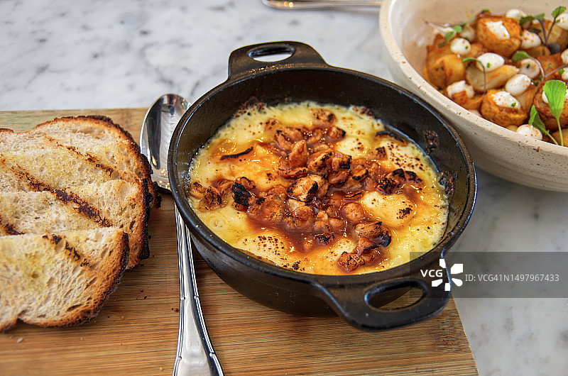 烤奶酪配烤桃和咸味焦糖图片素材