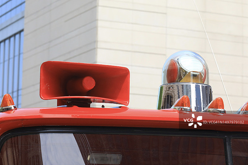 老式带高架警示灯和警报器的消防车图片素材