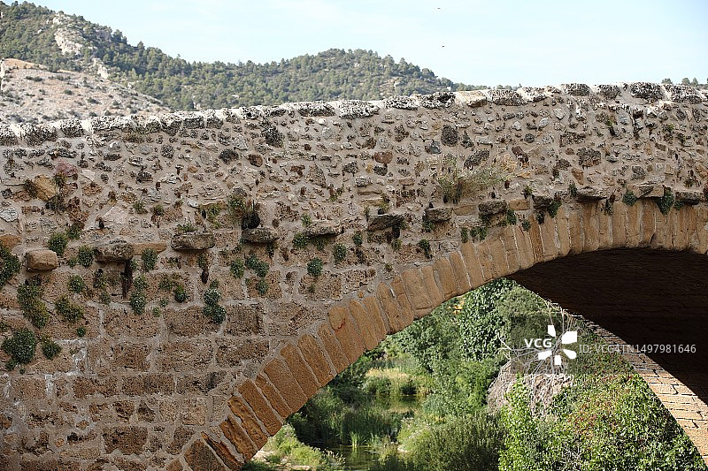 森林山谷上的石桥拱门特写图片素材