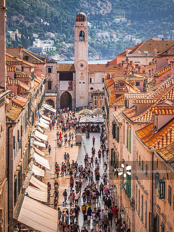 游客在杜布罗夫尼克的主要街道斯特拉顿(普拉卡)行走,从老城 fortified walls 上方看去,达尔马提亚,克罗地亚图片素材