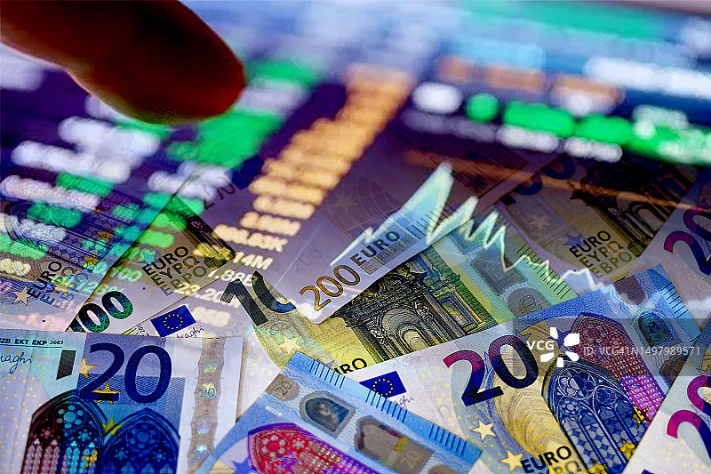 欧元现金钞票与股市指数图片素材