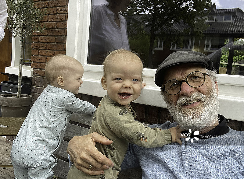 快乐的爷爷和双胞胎宝宝图片素材