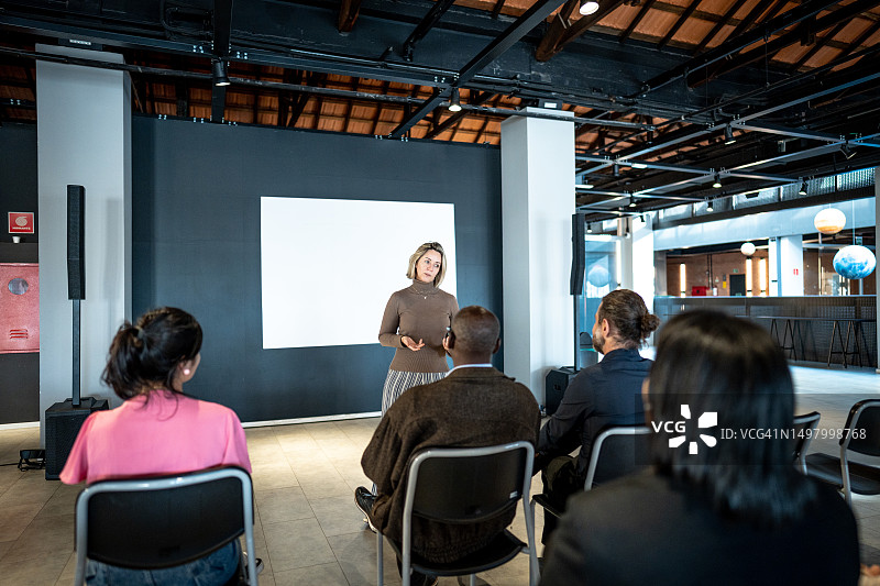 在研讨会上做演讲的中年妇女图片素材
