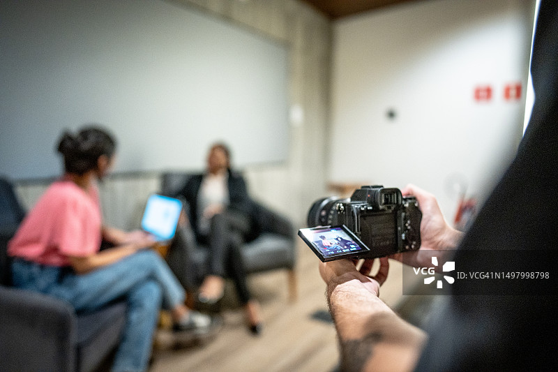 研讨会上用相机录制视频的摄影师图片素材