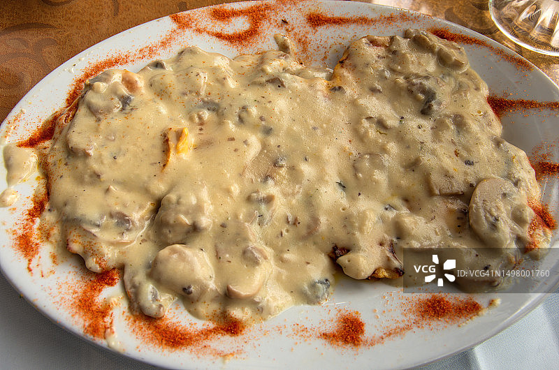 淋上奶油蘑菇酱的烤鸡胸肉图片素材